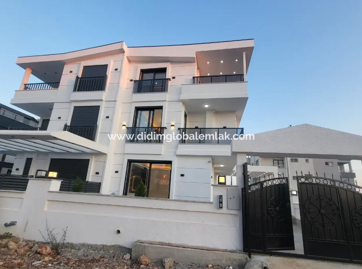 Villa For Sale In Altinkum, Didim 4 In 1 With Pool